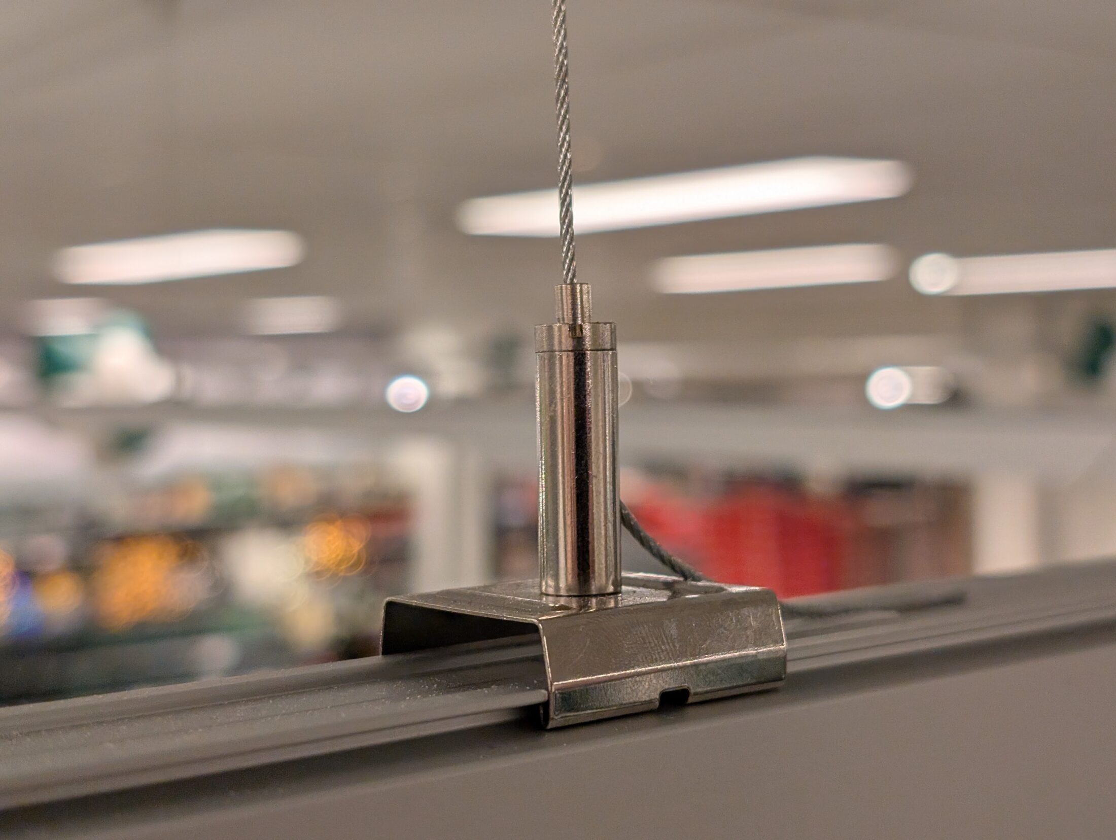 Pendelclip voor staaldraad met gripper