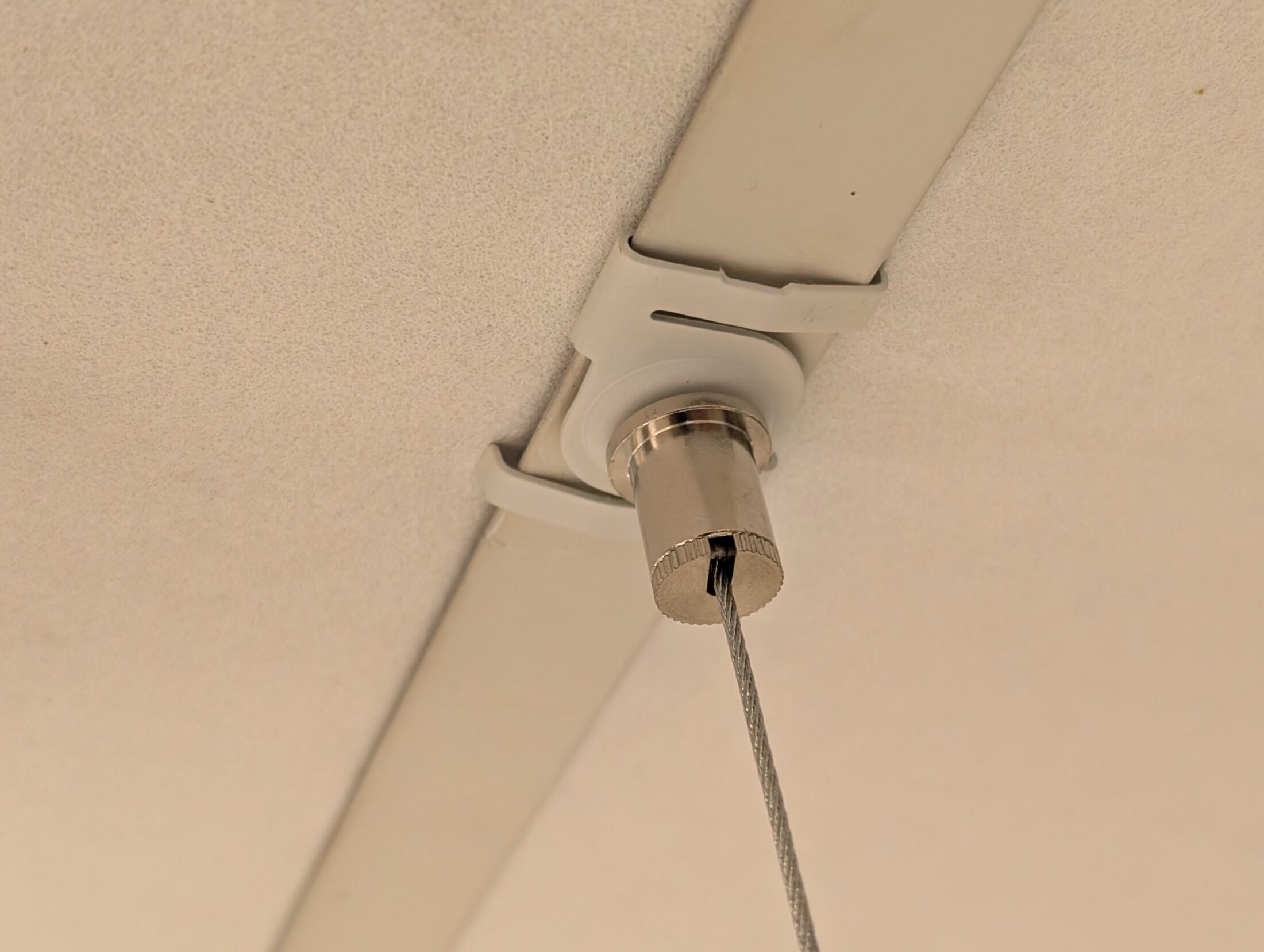 Grijze pendelset met staaldraad voor plafondmontage