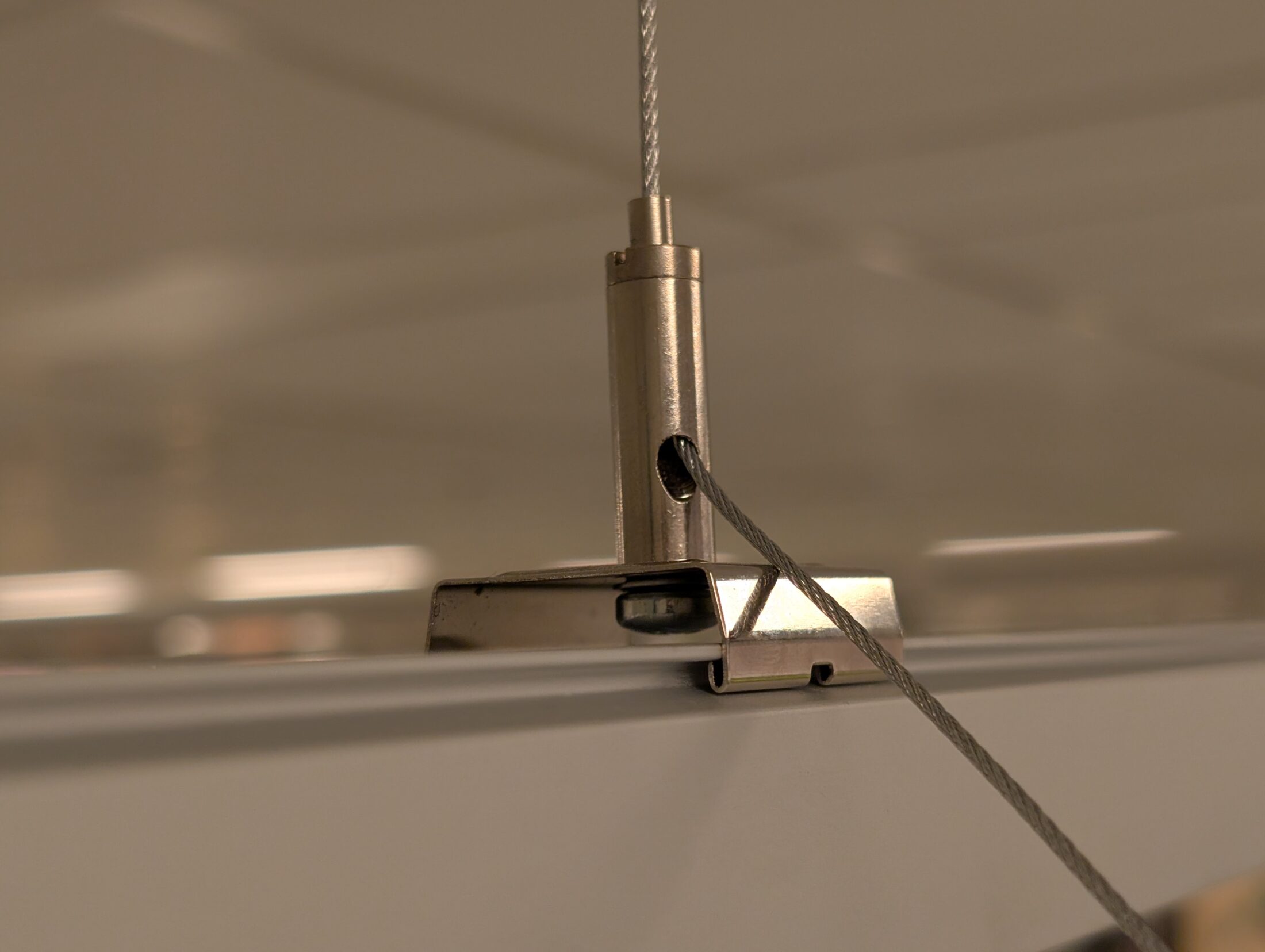 Pendelclip voor staaldraad met gripper